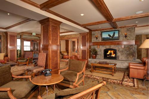 基斯通Timbers & Lone Eagle by Keystone Resort的客厅配有家具和壁炉