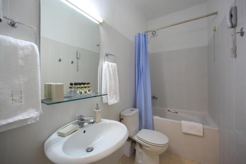 斯巴达蒂斯克里酒店的白色的浴室设有卫生间和水槽。