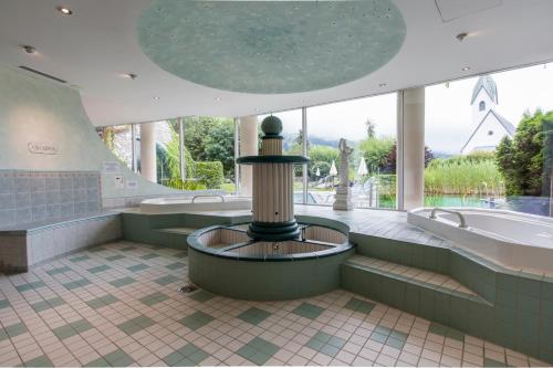 弗利姆斯克里斯塔酒店的带浴缸和盥洗盆的大浴室