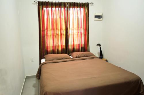 帕拉马里博瑞秋公寓式酒店的窗户的床上床,窗帘