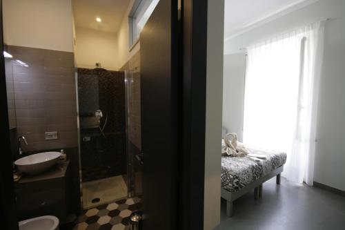 罗马台伯河交响乐住宿加早餐旅馆的一间带水槽、卫生间和淋浴的浴室