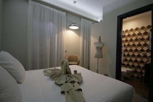 罗马台伯河交响乐住宿加早餐旅馆的卧室配有白色的床,上面有弓