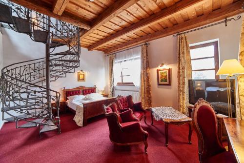 下姆沙纳福尔瓦克斯塔拉维尼亚酒店的一间带螺旋楼梯和床的卧室