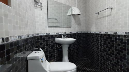 哈博罗内White City Inn的浴室配有白色卫生间和盥洗盆。
