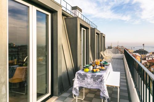 里斯本希亚多阿尔梅利亚珍藏公寓的美景阳台的水果桌