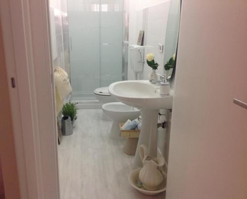 圣米歇尔迪甘泽Casa Pinù的白色的浴室设有水槽和卫生间。