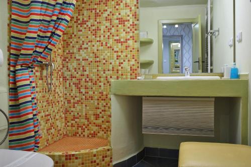 利贝雷茨米莱尼姆阿帕提尼酒店的带淋浴、水槽和卫生间的浴室