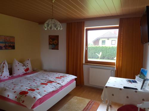 圣乌尔班Haus zur Sonne的一间卧室设有一张床、一个窗口和一张桌子
