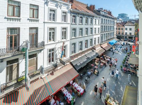 布鲁塞尔Safestay Brussels Grand Place的街道上的人与建筑物的架空景观