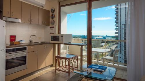 黄金海岸萨凡纳海滩度假酒店的一个带柜台和大窗户的厨房