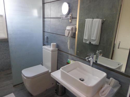 肯克拉肯克拉南湖度假酒店的一间带水槽、卫生间和镜子的浴室