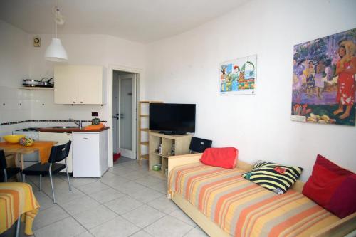 罗萨岛蓝海公寓的带沙发的客厅和厨房