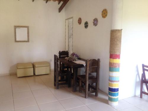 里奥迪孔塔斯Chale Trilha Das Aguas的一间用餐室,在房间内配有桌椅
