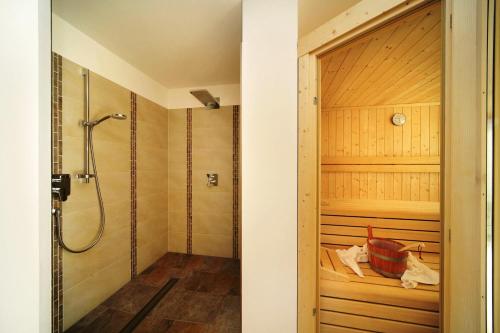 摩梭Hotel Residence Rabenstein的带淋浴和桑拿浴室的浴室