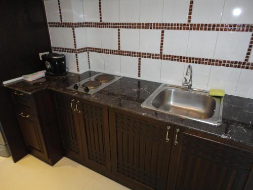 南芭堤雅维尤特拉雷5号321室公寓的厨房配有水槽和台面