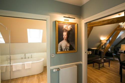 Hotel & Spa Le Grand Monarque, BW Premier Collection的一间浴室