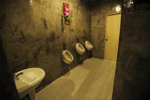 Twin Palms Hostel Phi Phi的一间浴室