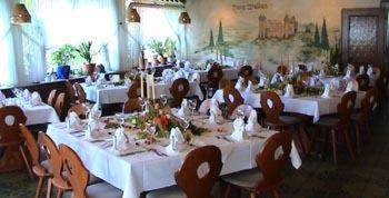 Grasellenbach博格瓦尔道酒店的一群坐在餐厅桌子上的人
