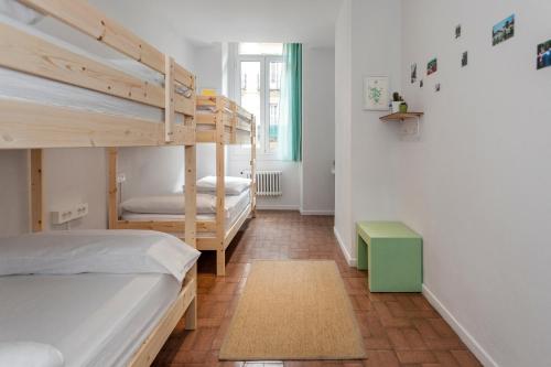 A Room In The City Hostel客房内的一张或多张双层床