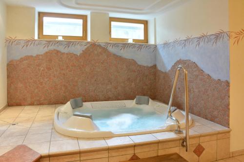 圣维吉利奥Hotel Resa Blancia的一间带浴缸的浴室