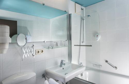 柏林柏林东城市酒店的一间带水槽、卫生间和镜子的浴室