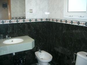 巴塞罗那罗马雷阿尔酒店的黑白浴室设有水槽和卫生间
