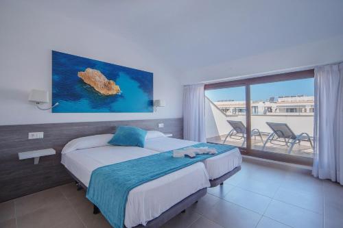 休达德亚Aparthotel Ferrer Skyline的酒店客房设有一张床和一个大窗户