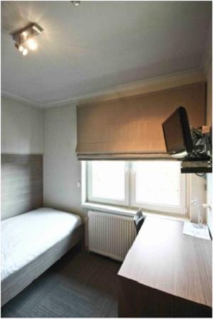 迪斯特Hotel de modern的一间小卧室,配有床和窗户