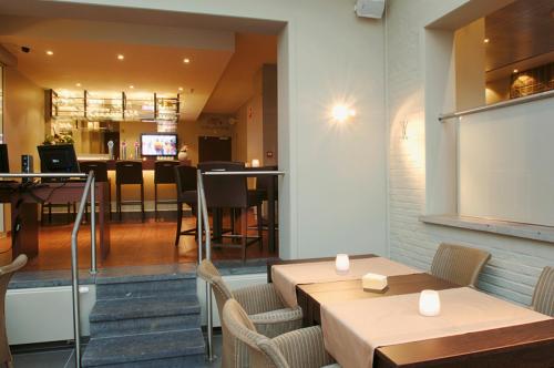 迪斯特Hotel de modern的一间带桌椅的餐厅和一间用餐室