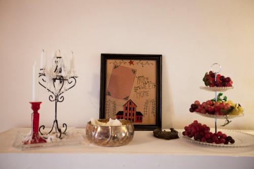 恩纳La Casa Sulla roccia的一张桌子,上面有两层水果和一张照片