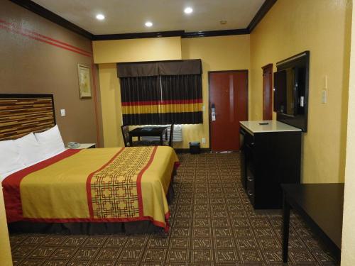 英格尔伍德钻石旅馆的配有一张床和一台平面电视的酒店客房