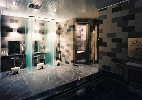 水户露台花园水戶酒店的一间设有三个小便器和盥洗盆的浴室