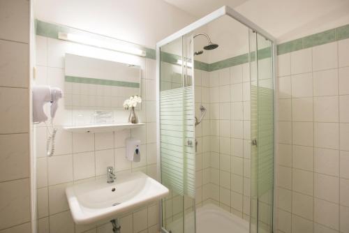 布达佩斯星辰之城酒店的一间带水槽和淋浴的浴室