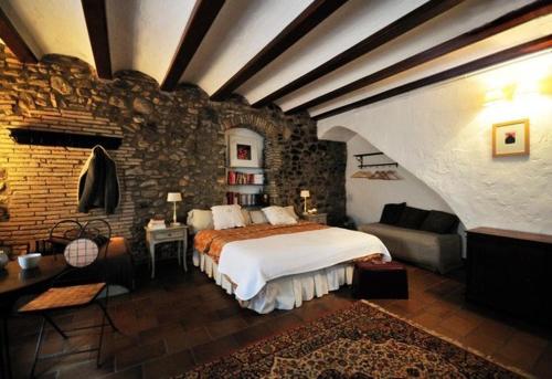 科尔斯萨卡萨明德住宿加早餐旅馆的一间卧室设有一张床和砖墙