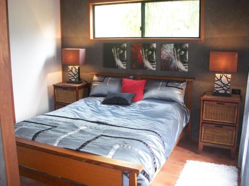 阿格奈什沃特森林小屋：巴厘风情酒店的一间卧室配有一张带两盏灯的床和一扇窗户。