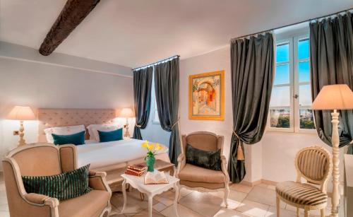 滨海卡涅卡纳德城堡酒店的酒店客房,配有一张床和两把椅子