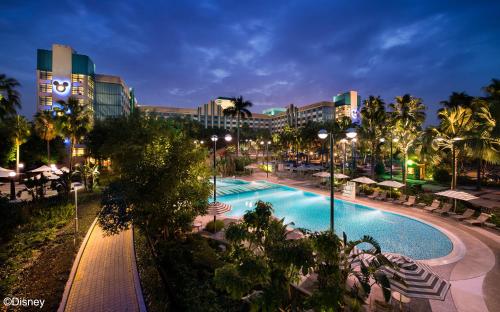 香港迪士尼好莱坞酒店的享有度假村的景色,在晚上设有游泳池