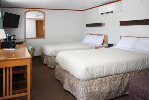 MachiasThe Bluebird Motel Maine的酒店客房配有两张床和一张书桌