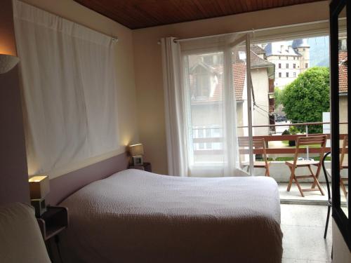 维齐尔桑德拉酒店的一间卧室设有一张床和一个大窗户