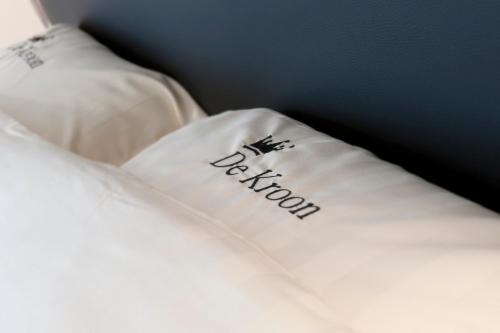 迪克斯梅德Feestzaal De Kroon的白色枕头,上面写着单词卧室