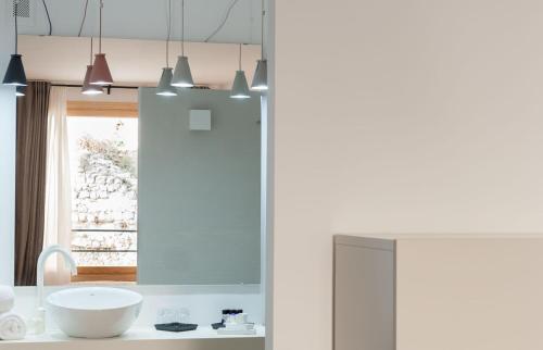 埃布罗河畔莫拉Casa Del Castell的白色的浴室设有水槽和窗户。
