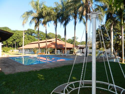 雅博蒂卡巴尔Hotel Recreio São Jorge的度假村旁的棕榈树游泳池