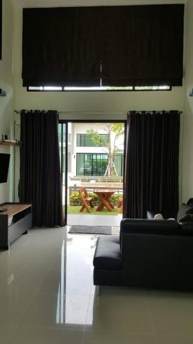 Ban Chak Phai罗勇沙洛姆之家海滨别墅的带沙发和大窗户的客厅