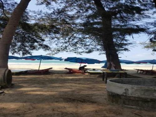 Ban Chak Phai罗勇沙洛姆之家海滨别墅的海滩上带遮阳伞和椅子的海滩