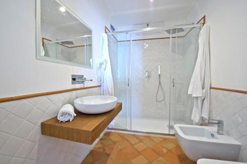 波西塔诺五家公寓酒店的带淋浴、盥洗盆和卫生间的浴室