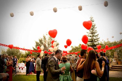 迪拉尔Hotel Zerbinetta的一群人站在红色的心脏气球下