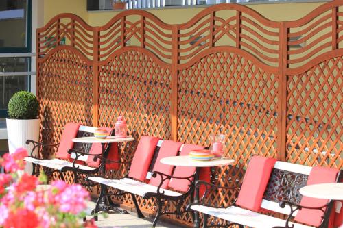 柏林米库隆伊斯特盖特酒店（市中心店）的庭院里一排桌椅