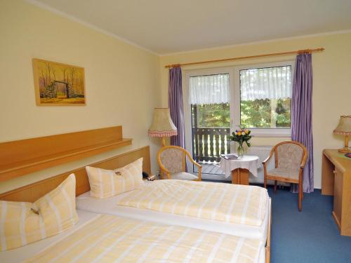 莫里茨堡艾森贝格尔霍夫酒店的酒店客房带一张床、一张桌子和椅子