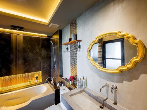 春蓬洛夫特马尼亚精品酒店的带浴缸、水槽和镜子的浴室