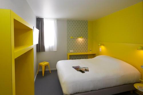 博讷科托酒店的卧室设有白色的床和黄色的墙壁